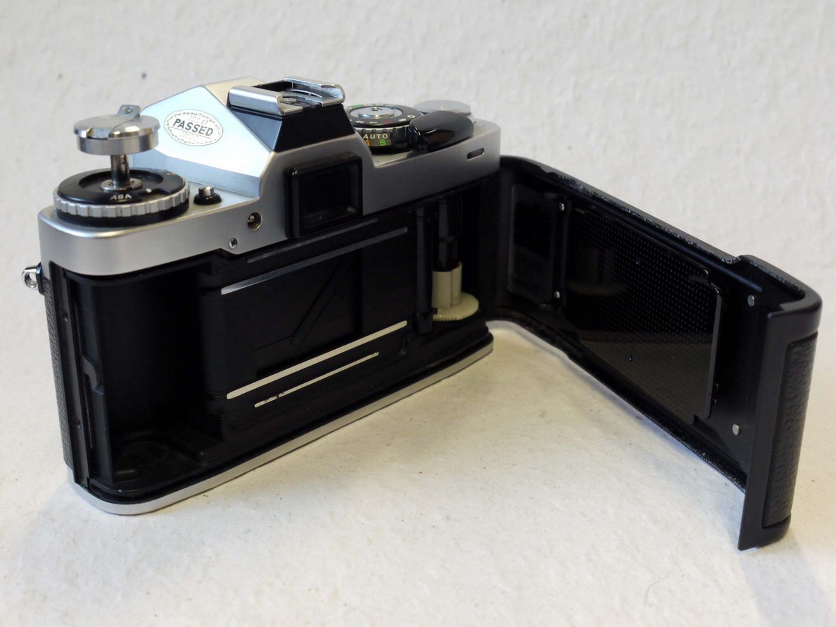 mwclassiccameras-20241206-45 Minolta XD7 35mm SLR body, chrome. NON-WORKING