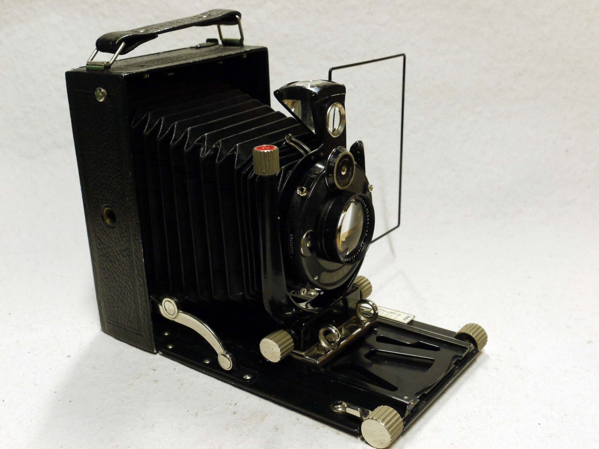 mwclassiccameras-20241206-451 Voigtlander Bergheil 9x12cm folding plate camera with 13.5cm f4.5 Heliar uncoated lens in Compur shutter + leather case