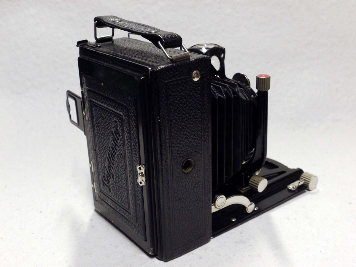 mwclassiccameras-20241206-453 Voigtlander Bergheil 9x12cm folding plate camera with 13.5cm f4.5 Heliar uncoated lens in Compur shutter + leather case