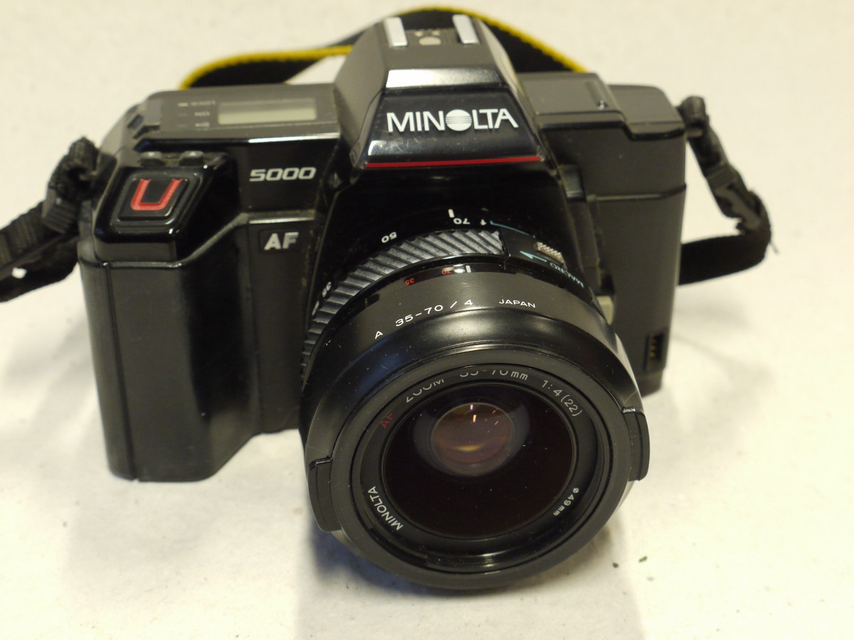 mwclassiccameras-20241213-67 Minolta 5000 35mm AF SLR + 35-70mm f4 AF Zoom lens, Clip-on Lens Hood, Neck Strap, Minolta RC-1000 Remote Release, Original Instructions & an outfit case