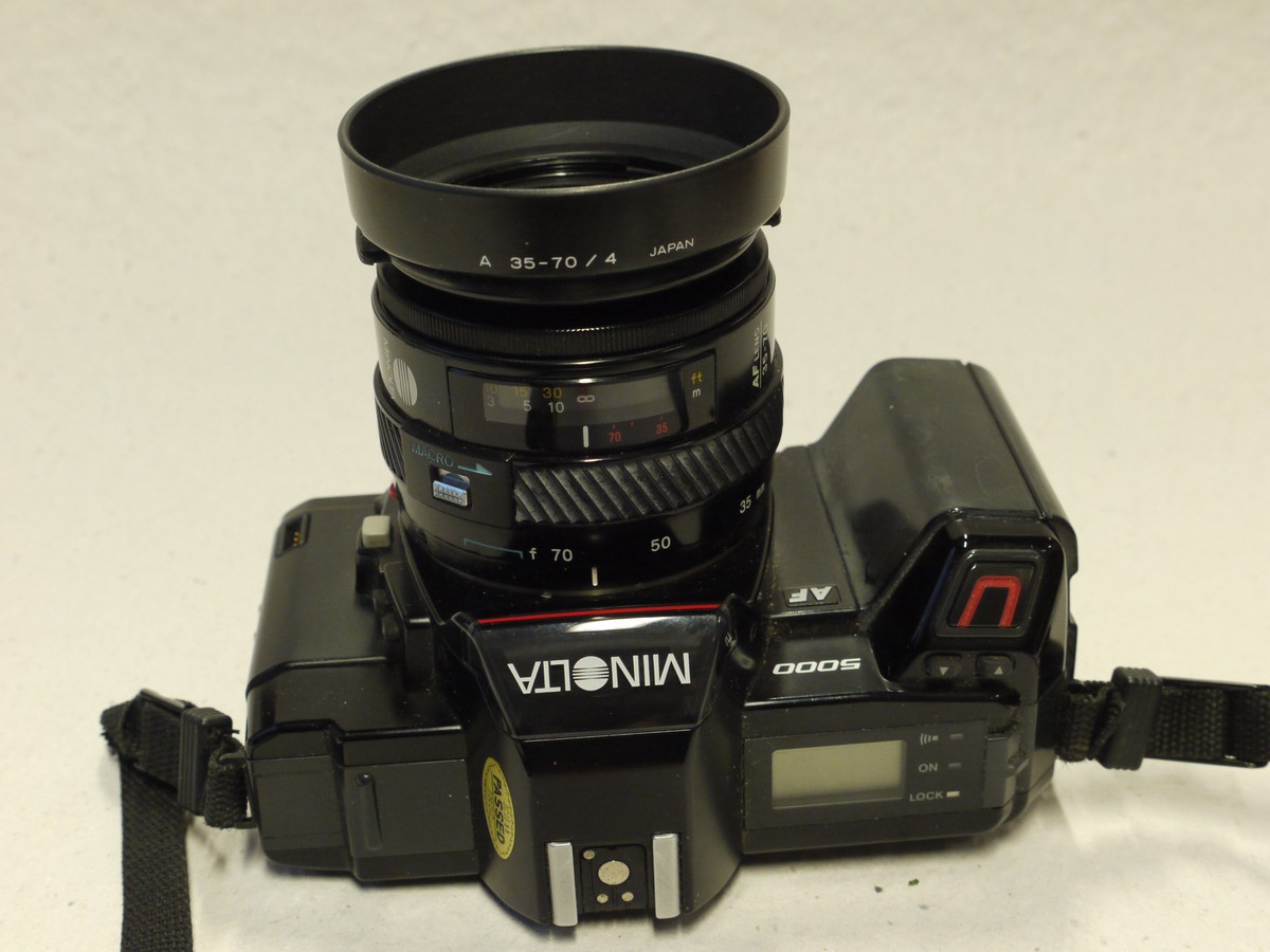 mwclassiccameras-20241213-69 Minolta 5000 35mm AF SLR + 35-70mm f4 AF Zoom lens, Clip-on Lens Hood, Neck Strap, Minolta RC-1000 Remote Release, Original Instructions & an outfit case