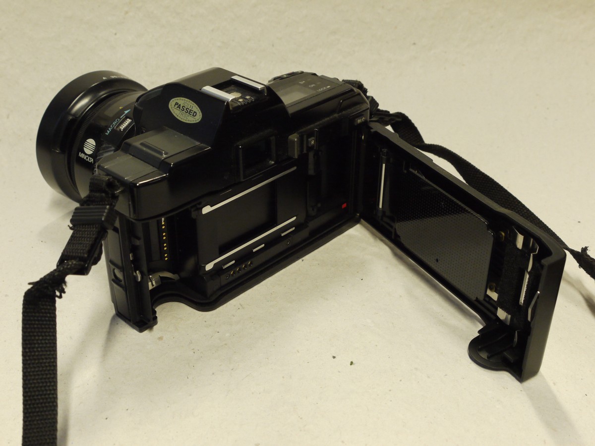 mwclassiccameras-20241213-71 Minolta 5000 35mm AF SLR + 35-70mm f4 AF Zoom lens, Clip-on Lens Hood, Neck Strap, Minolta RC-1000 Remote Release, Original Instructions & an outfit case