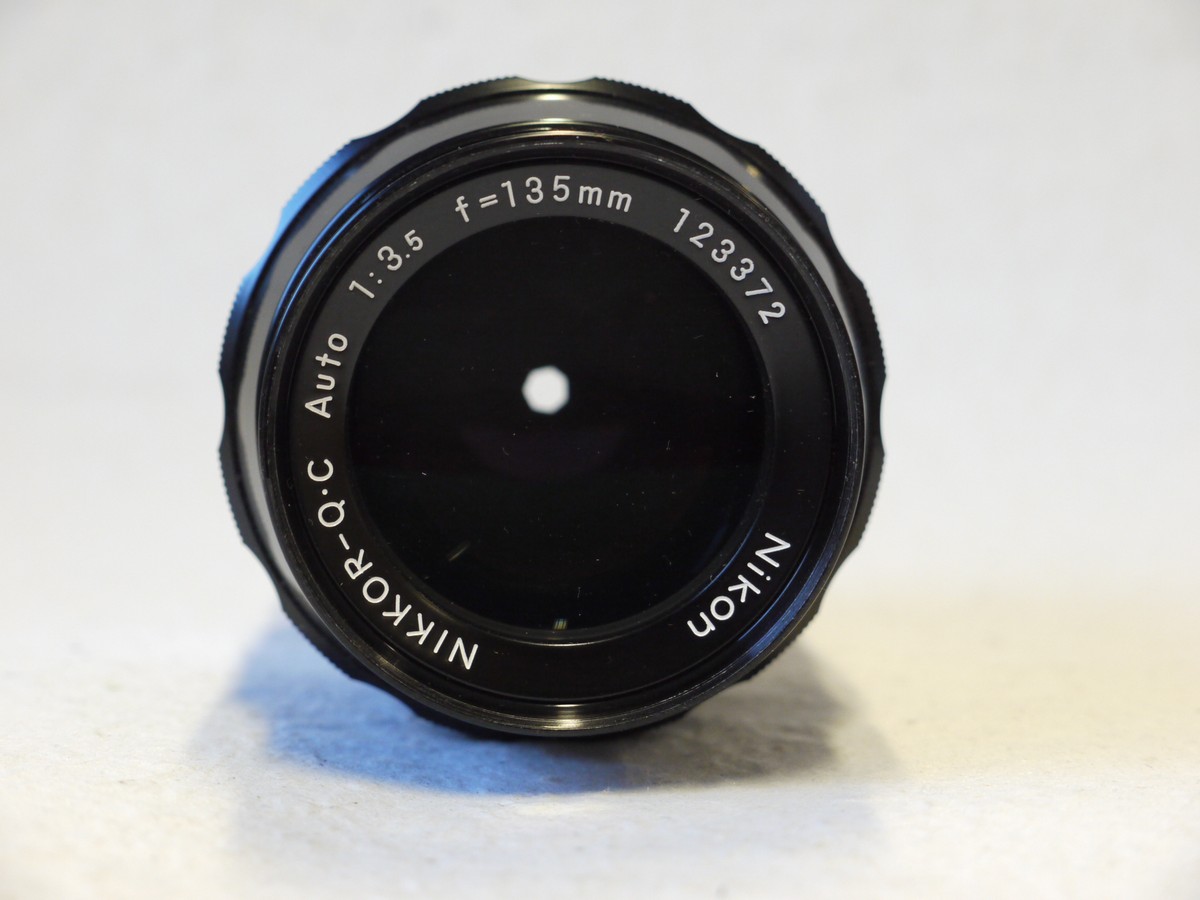 mwclassiccameras-20241219-65 Nikon 135mm f3.5 Nikkor-Q.C black & chrome PRE-AI mount lens + HS-4 metal lens hood & rear cap