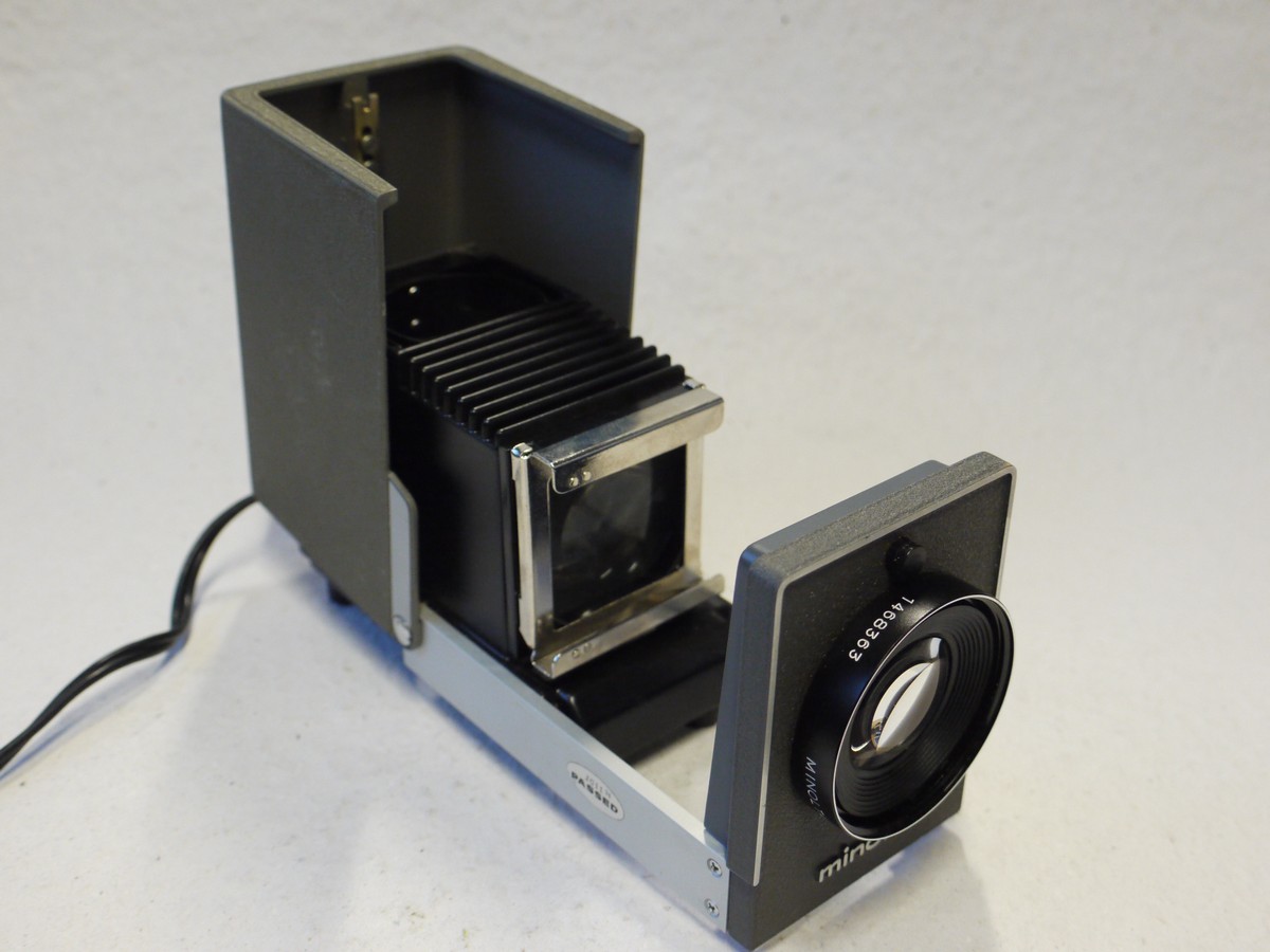 mwclassiccameras-20250103-103 Minolta Mini 35 Green hammered metal finish 35mm Slide projector with 75mm f2.5 P Rokkor lens, slide carrier, front cap & case. Has power lead without plug. Not for use 220-240V