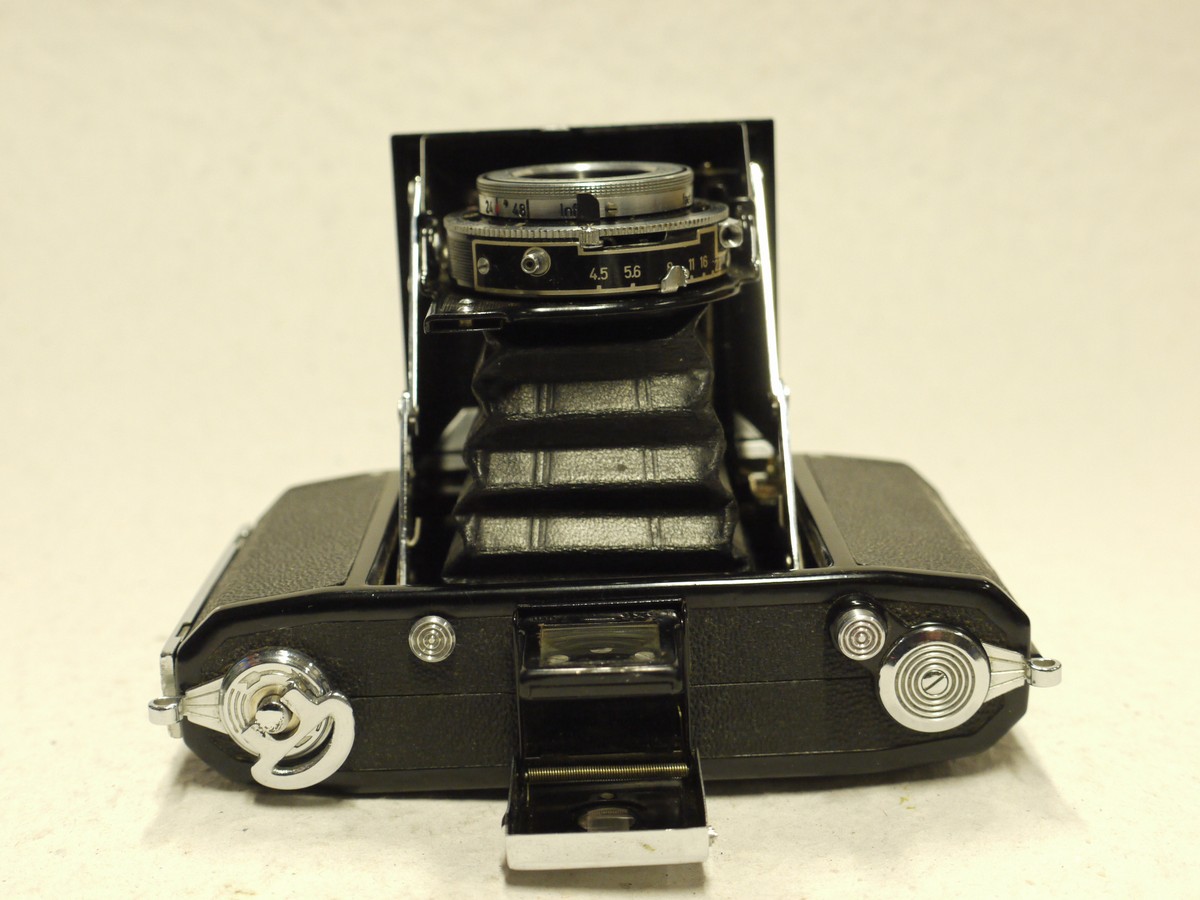 mwclassiccameras-20250103-166 Zeiss Ikon Nettar 515/16 6x6 on 120 folding camera with folding Albada finder & 7.5cm f4.5 Novar-Anastigmat lens in Prontor-S shutter + makers ER case with strap
