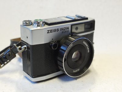 Zeiss Ikon S312 35mm CDS Aperture Priority Auto Metered Coupled Rangefinder Camera with 40mm f2.8 Tessar lens + leather strap. NEEDS SERVICE