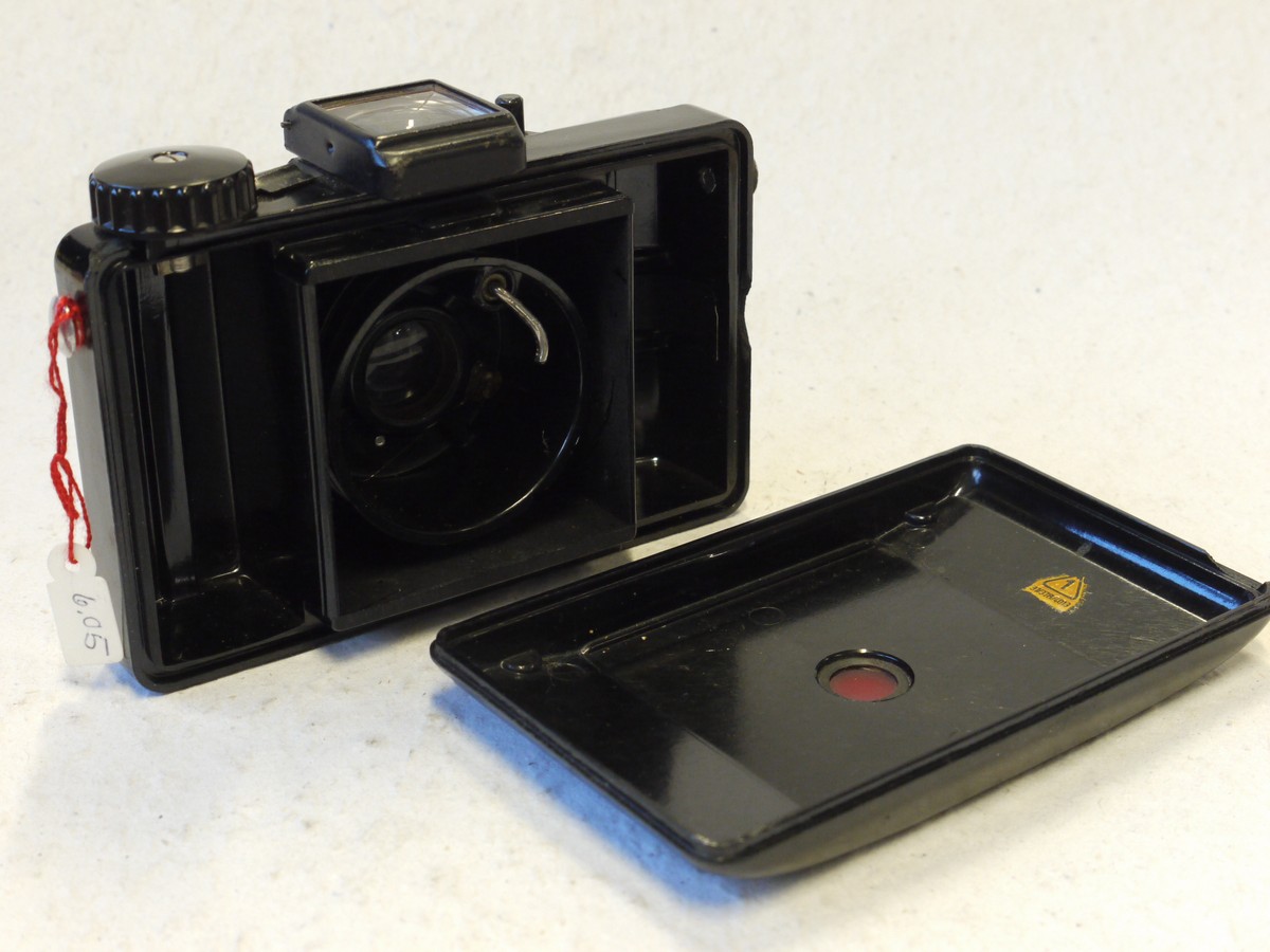 mwclassiccameras-20250110-166 Pouva Start 6x6 on 120 black Bakelite/patterned body camera with helical telescoping lens + brown ER case