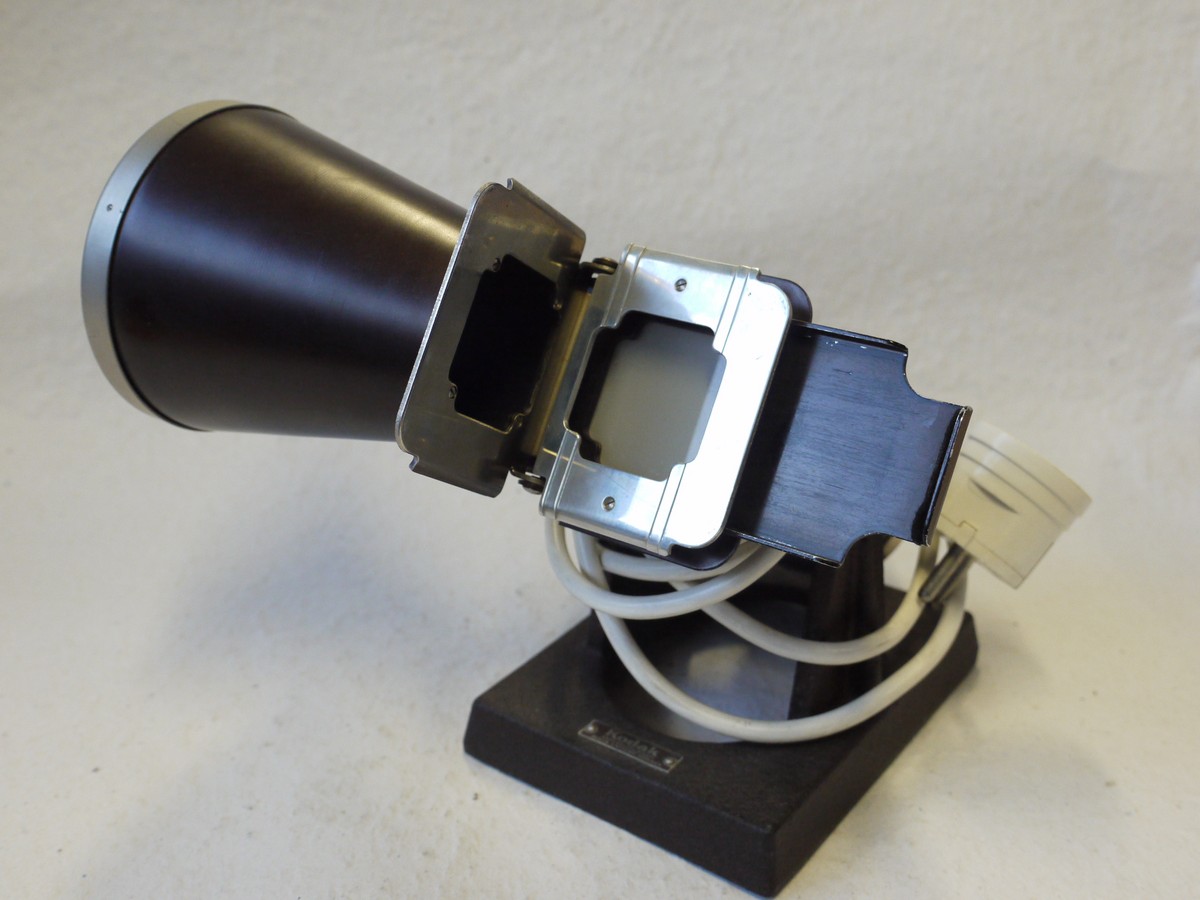 mwclassiccameras-20250110-47 Kodak Early Vintage 35mm Slide Projector with lens, bulb & mains lead. Engraved Kodak Aktiengesellschaft on the base. RARE