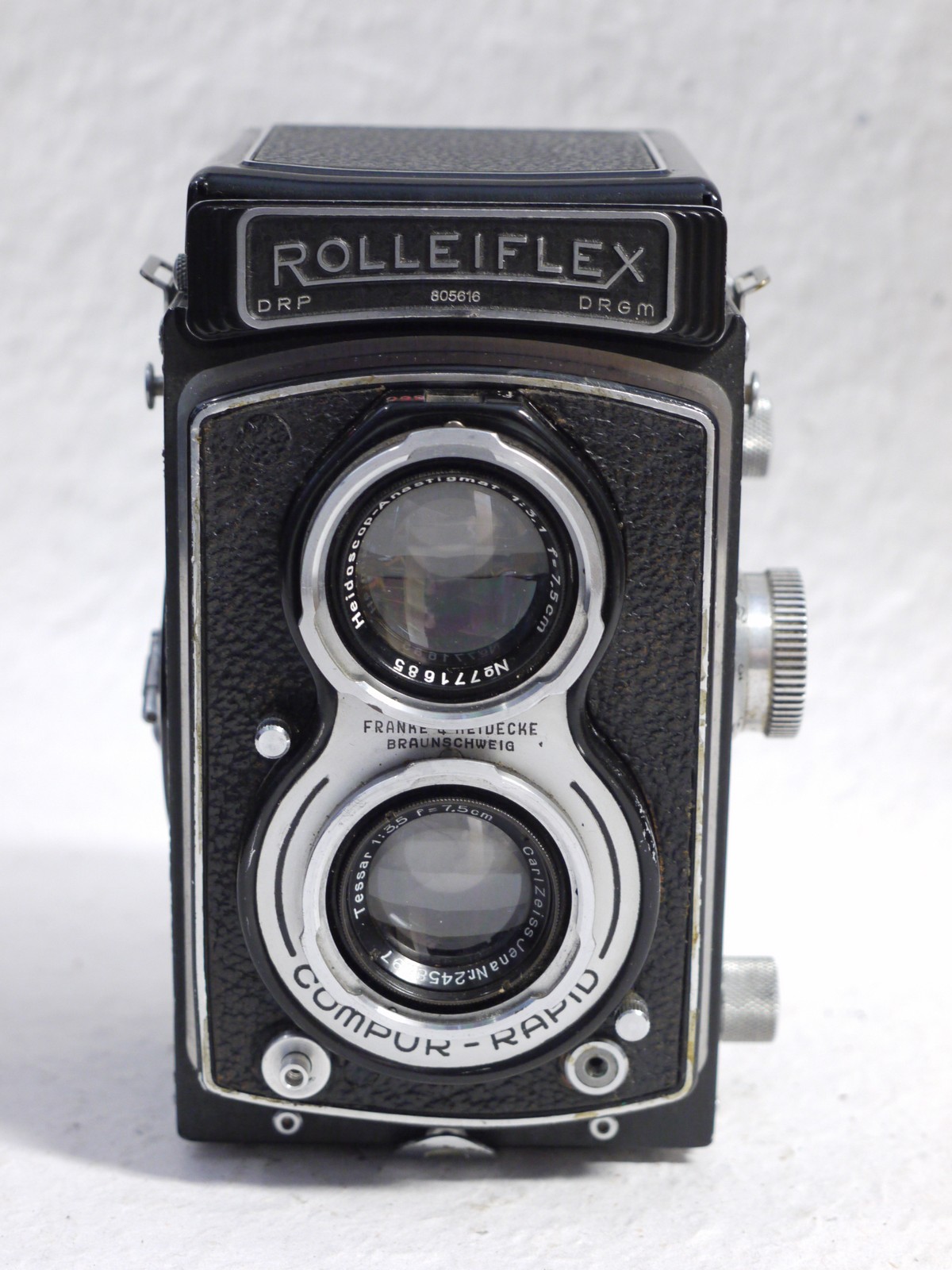 mwclassiccameras-20250124-108 Rolleiflex Automat 6x6 TLR (No.805616) with 7.5cm f3.5 Tessar lens in Compur Rapid dhutter