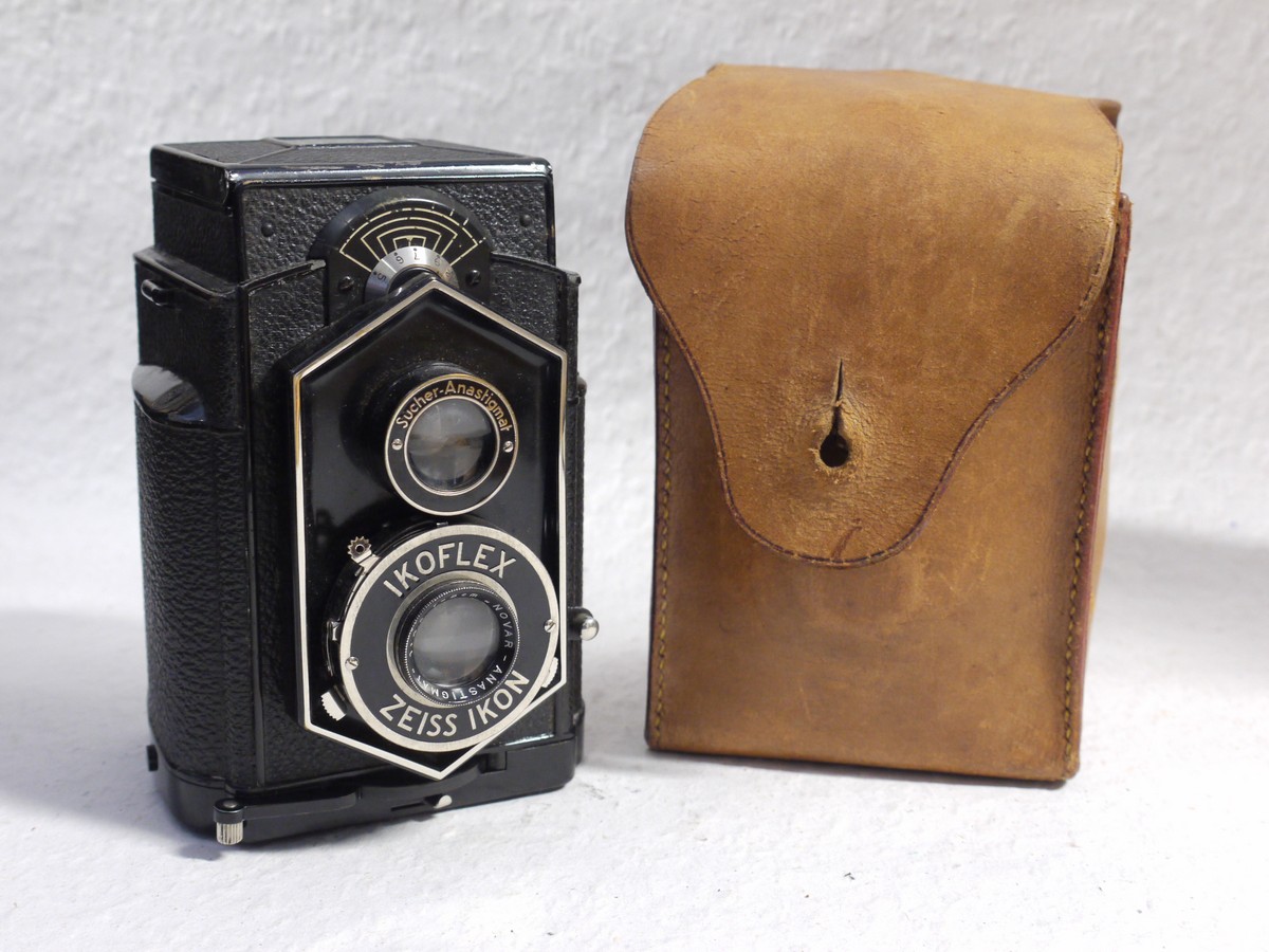 mwclassiccameras-20250124-96 Zeiss Ikon Ikoflex I 850/16 ("Coffee Can" model) with 8cm f4.5 Novar Anastigmat lens + Tan leather carrying case