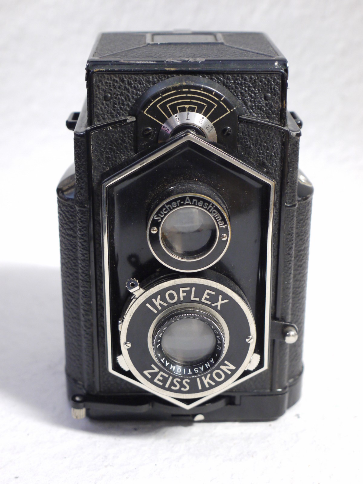 mwclassiccameras-20250124-99 Zeiss Ikon Ikoflex I 850/16 ("Coffee Can" model) with 8cm f4.5 Novar Anastigmat lens + Tan leather carrying case