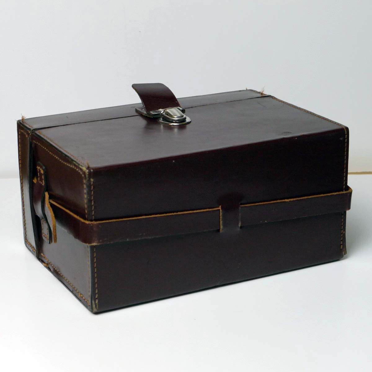 mwclassiccameras-20250228-206 Foca brown leather outfit case, with sections for Camera, filters, accessorie & a removable base panel with mounts for fitting 4 x bayonet mount lenses. UNCOMMON
