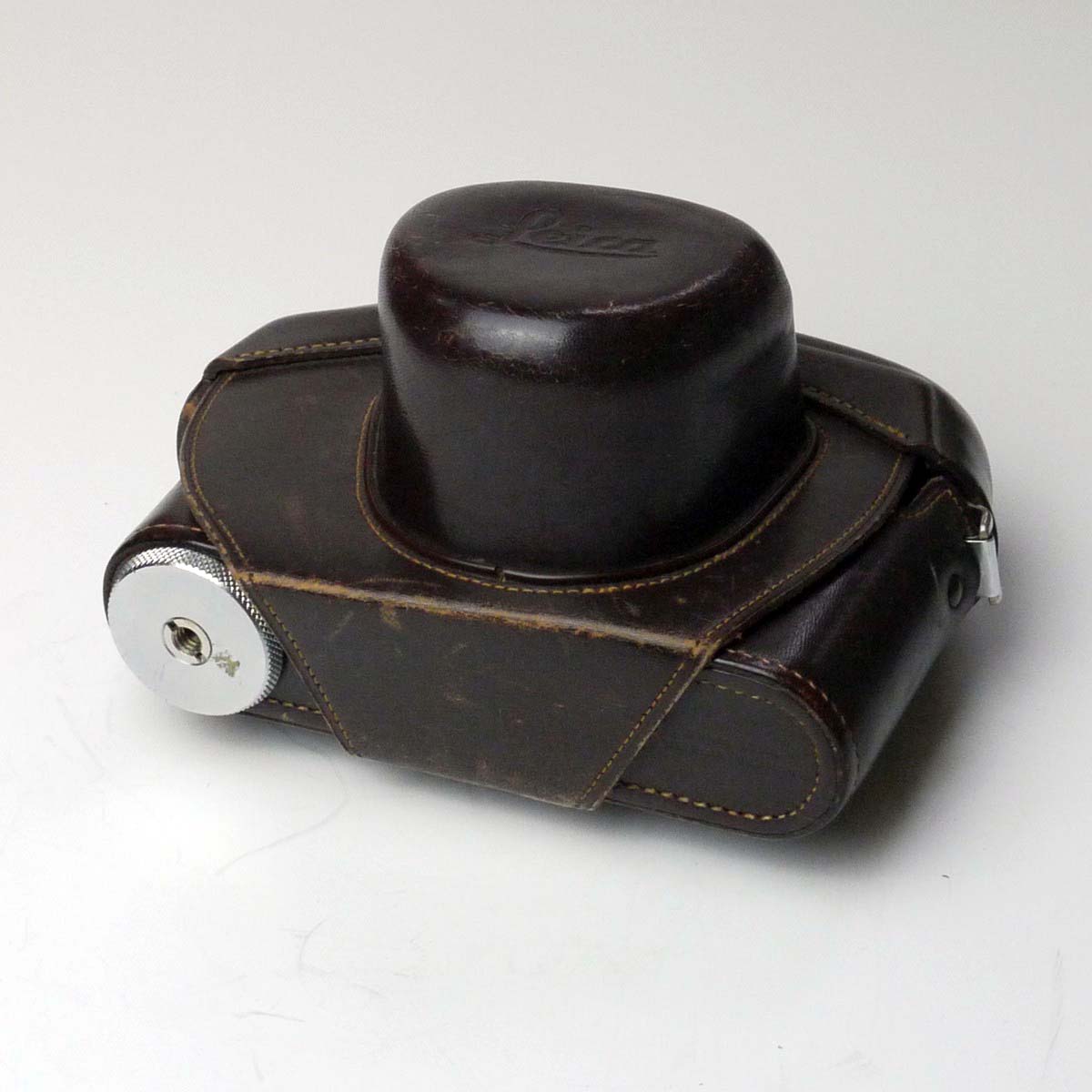 mwclassiccameras-20250307-129 Leitz Brown leather ER case with strap, for M2/M3 with large tripod mount & long nose front