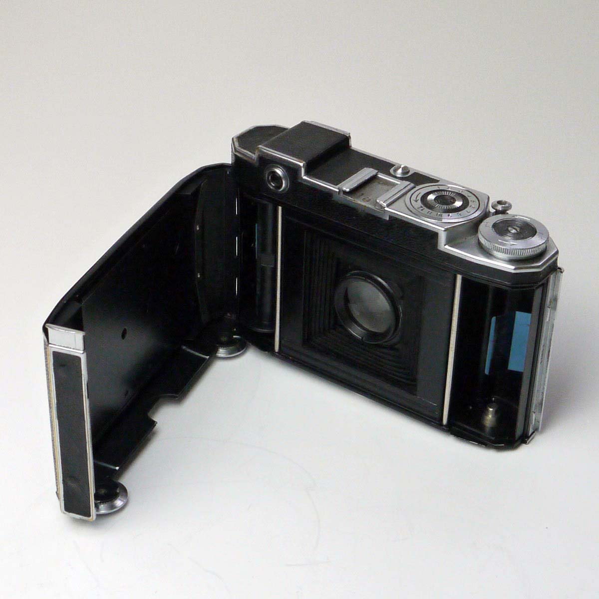 mwclassiccameras-20250307-139 Zeiss Ikon Super Ikonta 532/16 6x6 on 120 folding camera with Carl Zeiss Jena 8cm f2.8 Tessar uncoated lens in Compur-Rapid shutter