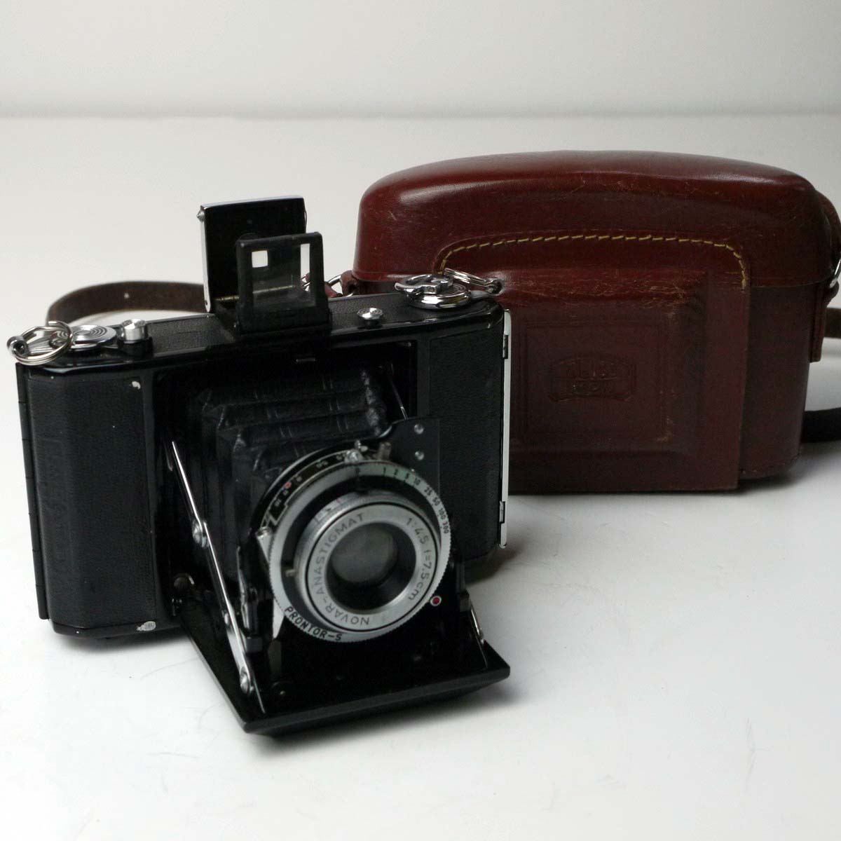 mwclassiccameras-20250307-177 Zeiss Ikon Nettar 515/16 6x6 folding camera with 7.5cm f4.5 Novar-Anastigmat lens + ER case