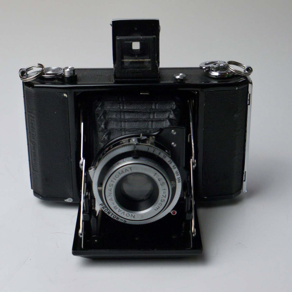 mwclassiccameras-20250307-178 Zeiss Ikon Nettar 515/16 6x6 folding camera with 7.5cm f4.5 Novar-Anastigmat lens + ER case
