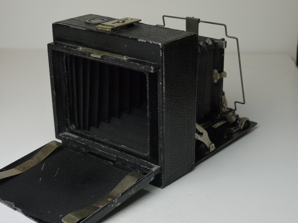 mwclassiccameras-20250314-175 Hugo Meyer Silar 10x15 triple extension folding plate camera body c1930