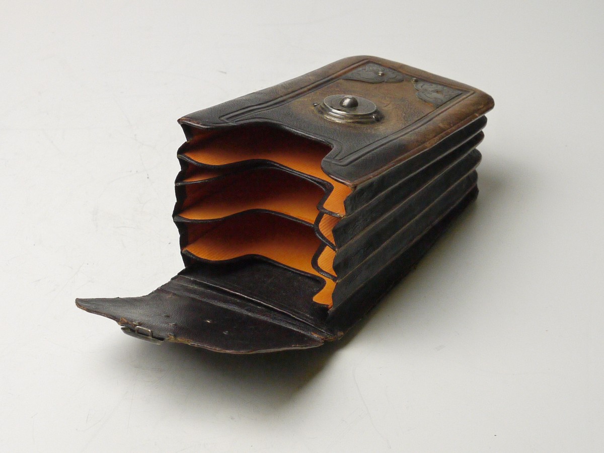 mwclassiccameras-20250321-230 Decorative Vintage leather plate holder case. Holds five plates. 145mmx75mm