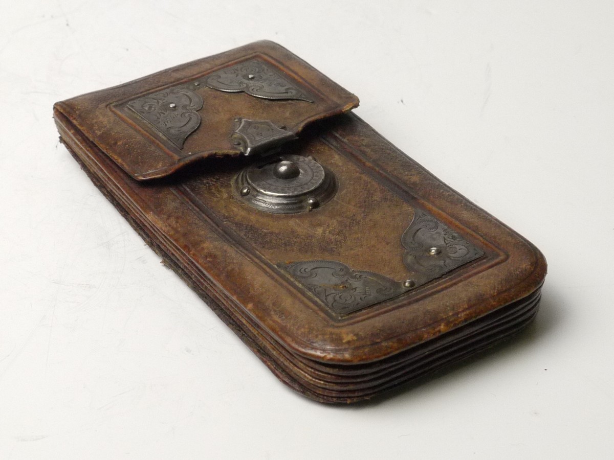 mwclassiccameras-20250321-231 Decorative Vintage leather plate holder case. Holds five plates. 145mmx75mm