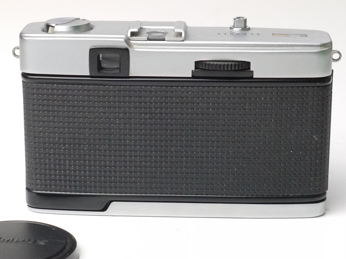 mwclassiccameras-20250321-3 Olympus Trip 35 compact 35mm Point-&-Shoot camera with 40mm f2.8 D Zuiko lens + Olympus front cap