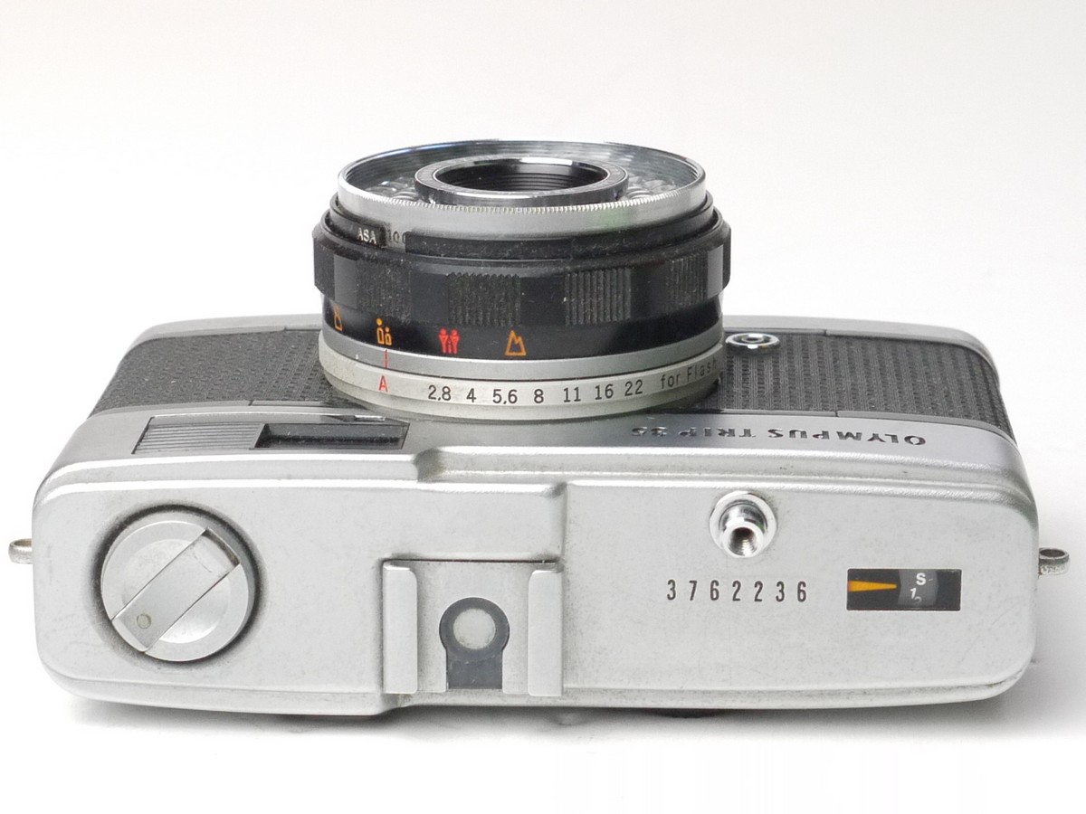 mwclassiccameras-20250321-4 Olympus Trip 35 compact 35mm Point-&-Shoot camera with 40mm f2.8 D Zuiko lens + Olympus front cap