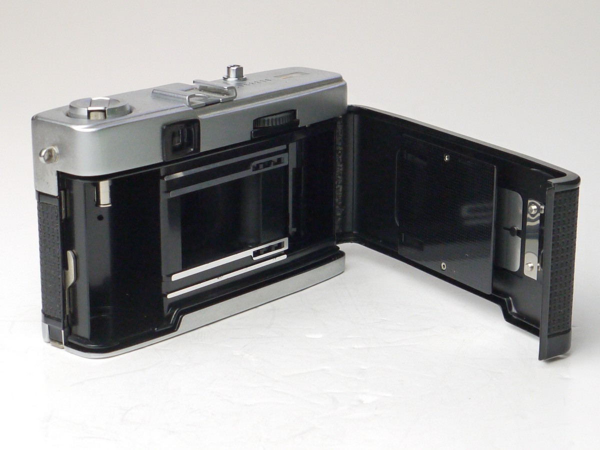 mwclassiccameras-20250321-6 Olympus Trip 35 compact 35mm Point-&-Shoot camera with 40mm f2.8 D Zuiko lens + Olympus front cap