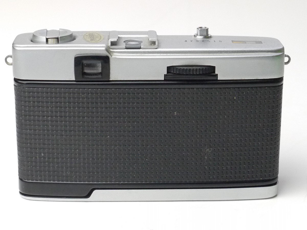 mwclassiccameras-20250321-9 Olympus Trip 35 compact 35mm Point-&-Shoot camera with 40mm f2.8 D Zuiko lens + Skylight filter & Olympus front cap