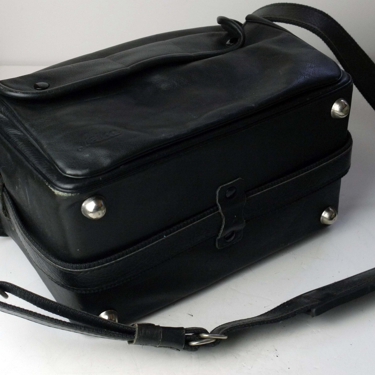 mwclassiccameras-20250404-206 Leitz black leather, semi rigid M camera outfit case with double zipper, shoulder strap & outer pocket (300 x 170 x 200mm)