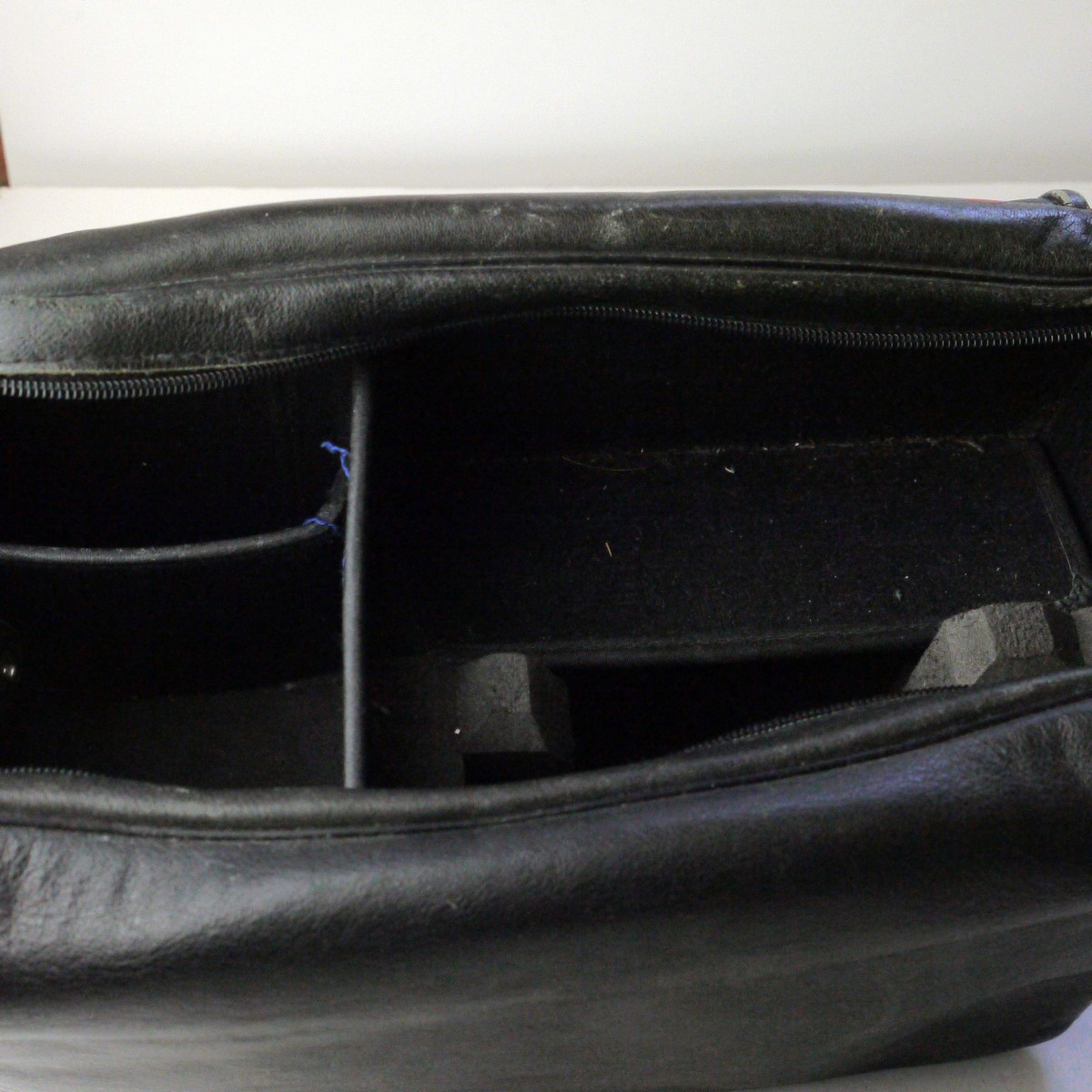 mwclassiccameras-20250404-207 Leitz black leather, semi rigid M camera outfit case with double zipper, shoulder strap & outer pocket (300 x 170 x 200mm)