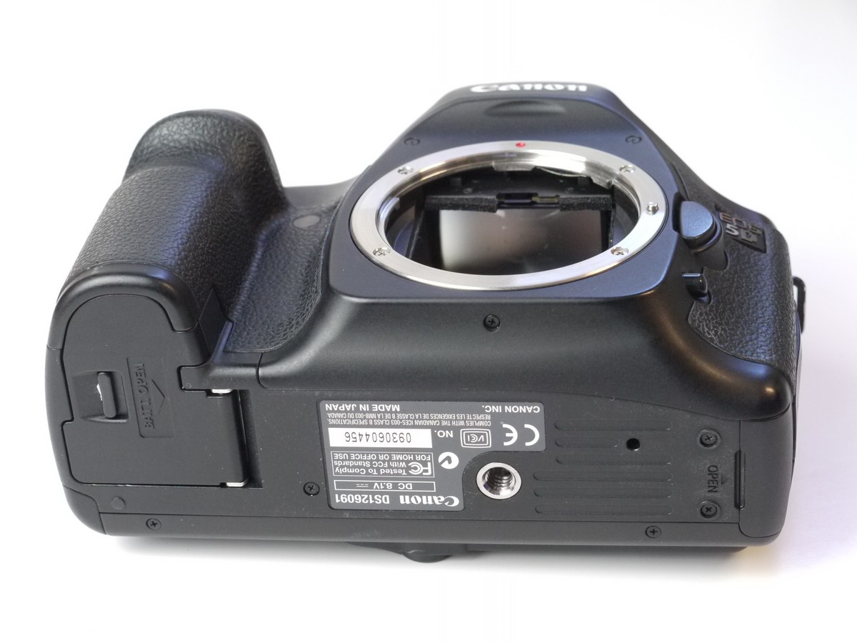 mwclassiccameras-20250411-52 Canon EOS 5D Mark 1 13.3MP DSLR body, with body cap, Battery, Canon CB-5L charger, leads, Canon neck strap, Canon Remote Swithx 60T3 (boxed), instructions & makers box with packaging. NON-WORKING
