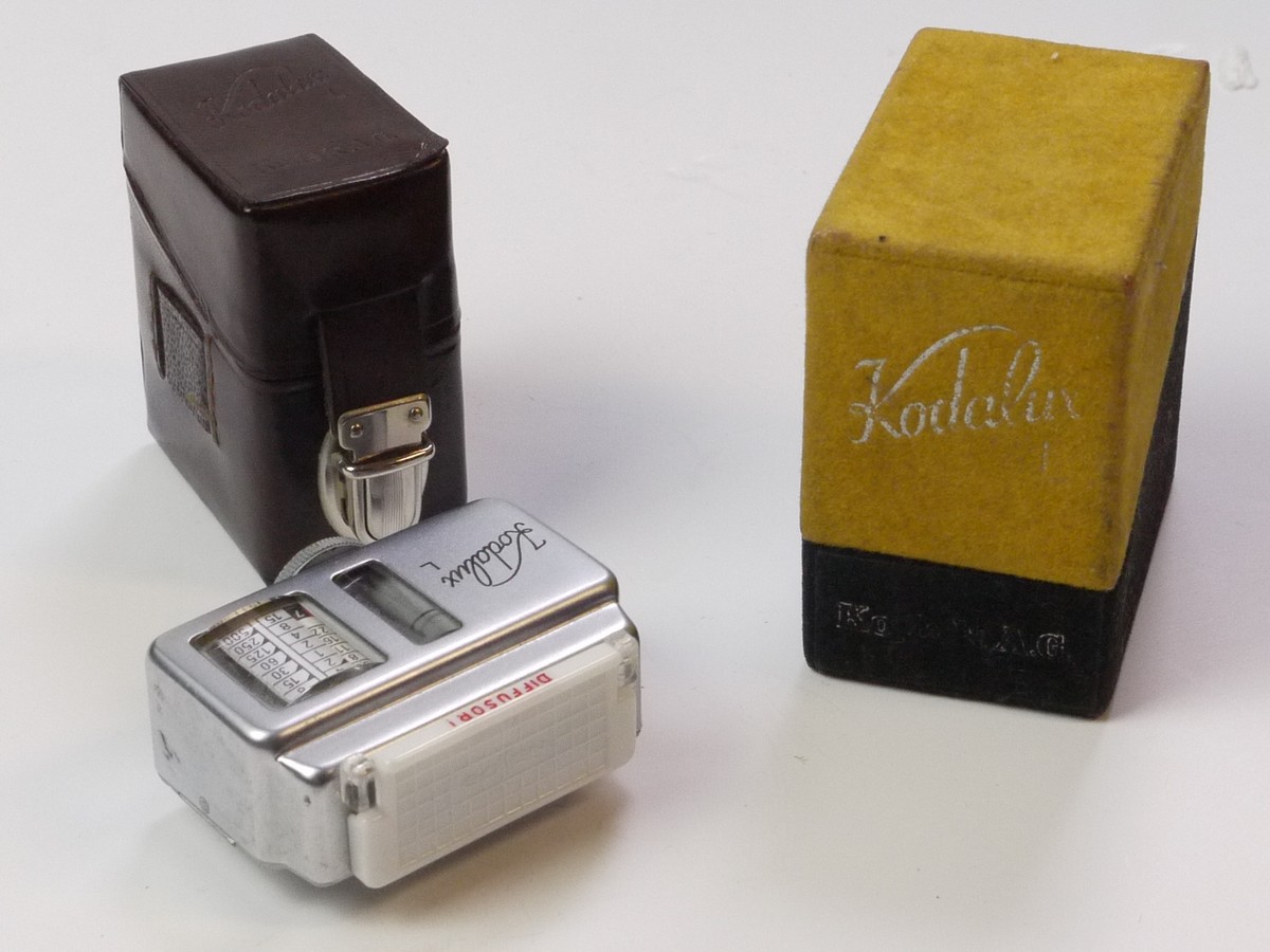 mwclassiccameras-20250418-66 Kodak Kodalux L Selenium cell shoe mounting meter with diffuser cover, leather case & Box