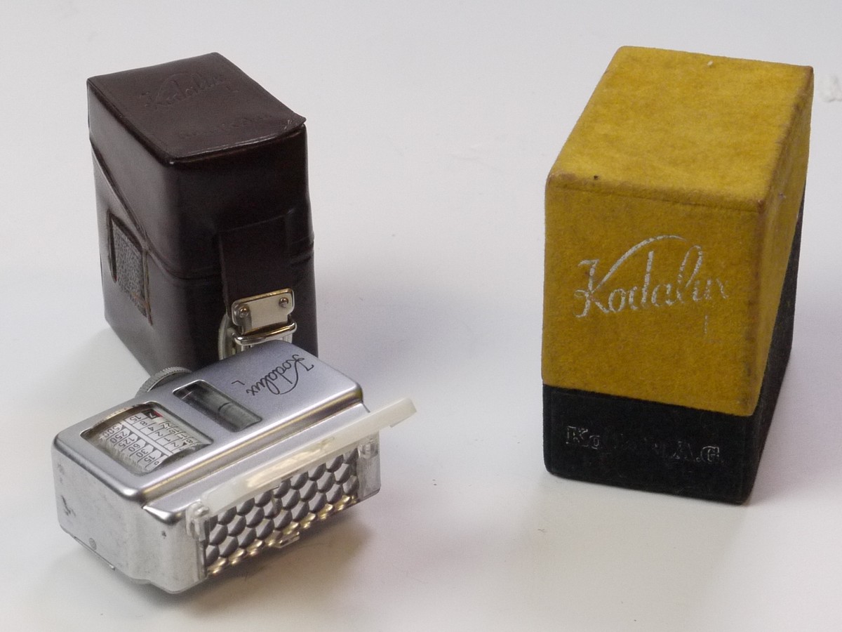 mwclassiccameras-20250418-67 Kodak Kodalux L Selenium cell shoe mounting meter with diffuser cover, leather case & Box