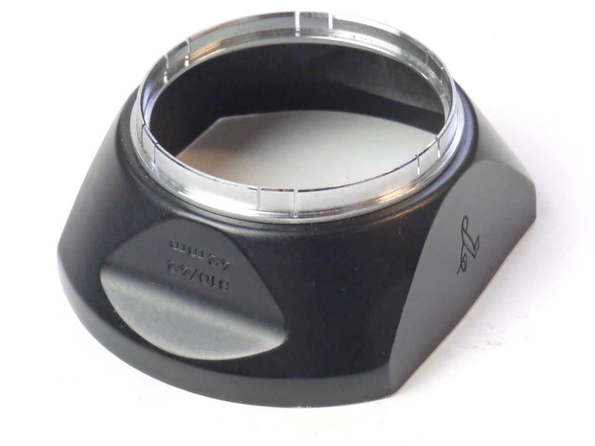 mwclassiccameras-20250425-151 Voigtlander 42mm Push-On Black Metal Square Shaped lens hood for 35mm lens (310/42)