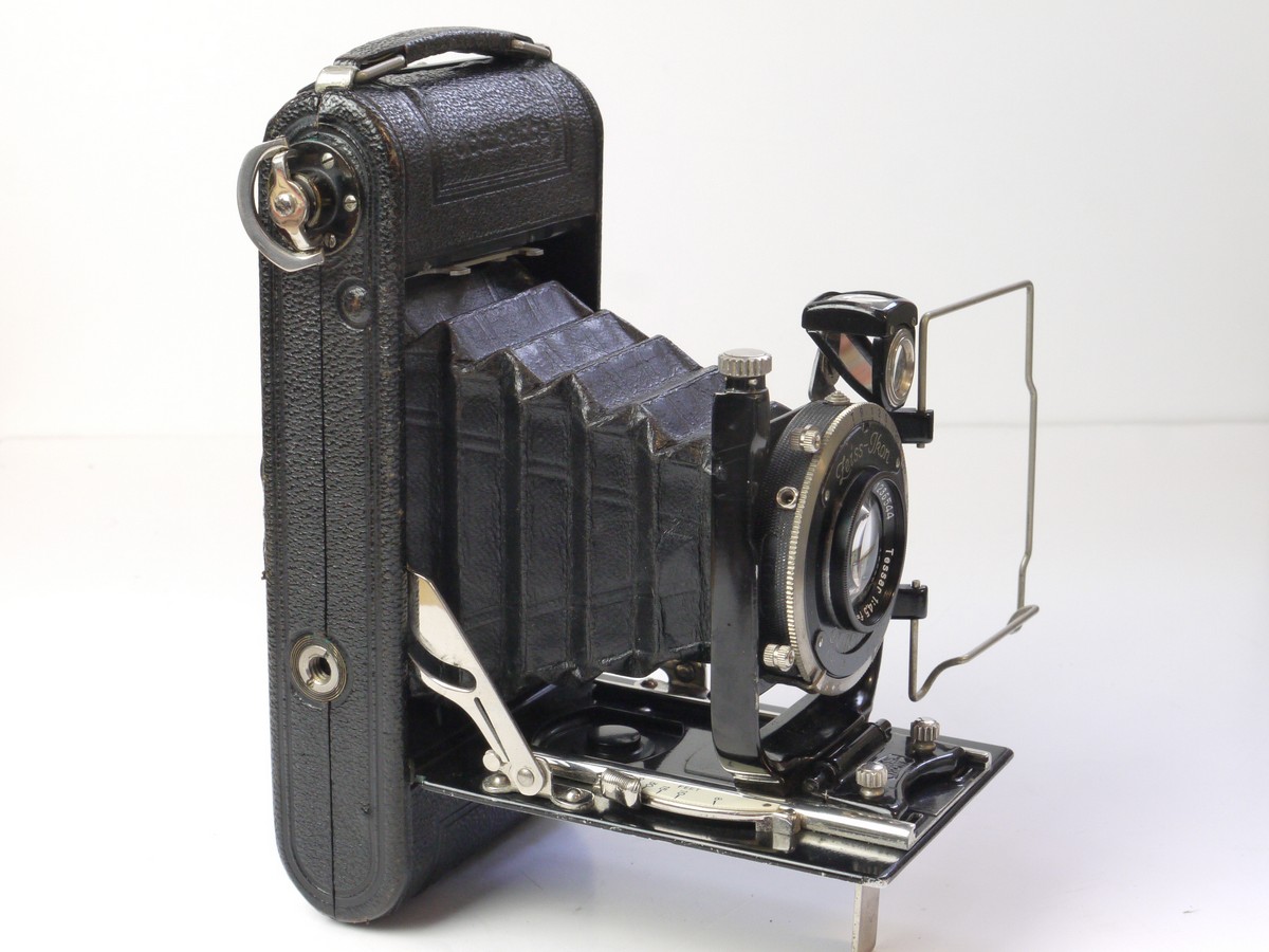 mwclassiccameras-20250425-62 Zeiss Ikon Icarette 500/2 6x9 folding camera with Carl Zeiss Jena 10.5cm f4.5 Tessar uncoated lens in Compur shutter