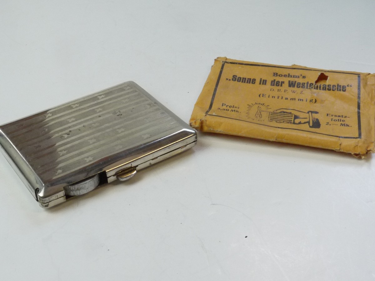 mwclassiccameras-20250502-264 Boehm's Sonne in der Westentasche Early Flash Holder with ribbon + makers paper wallet case