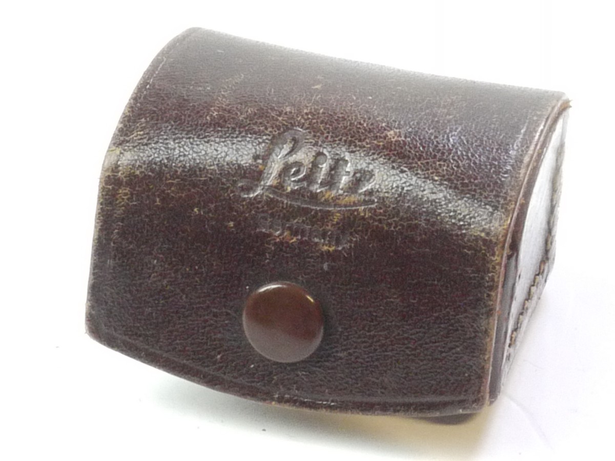 mwclassiccameras-20250502-299 Leitz Brown leather case for the Leitz 21/28/35mm Optical Bright-line shoe finders
