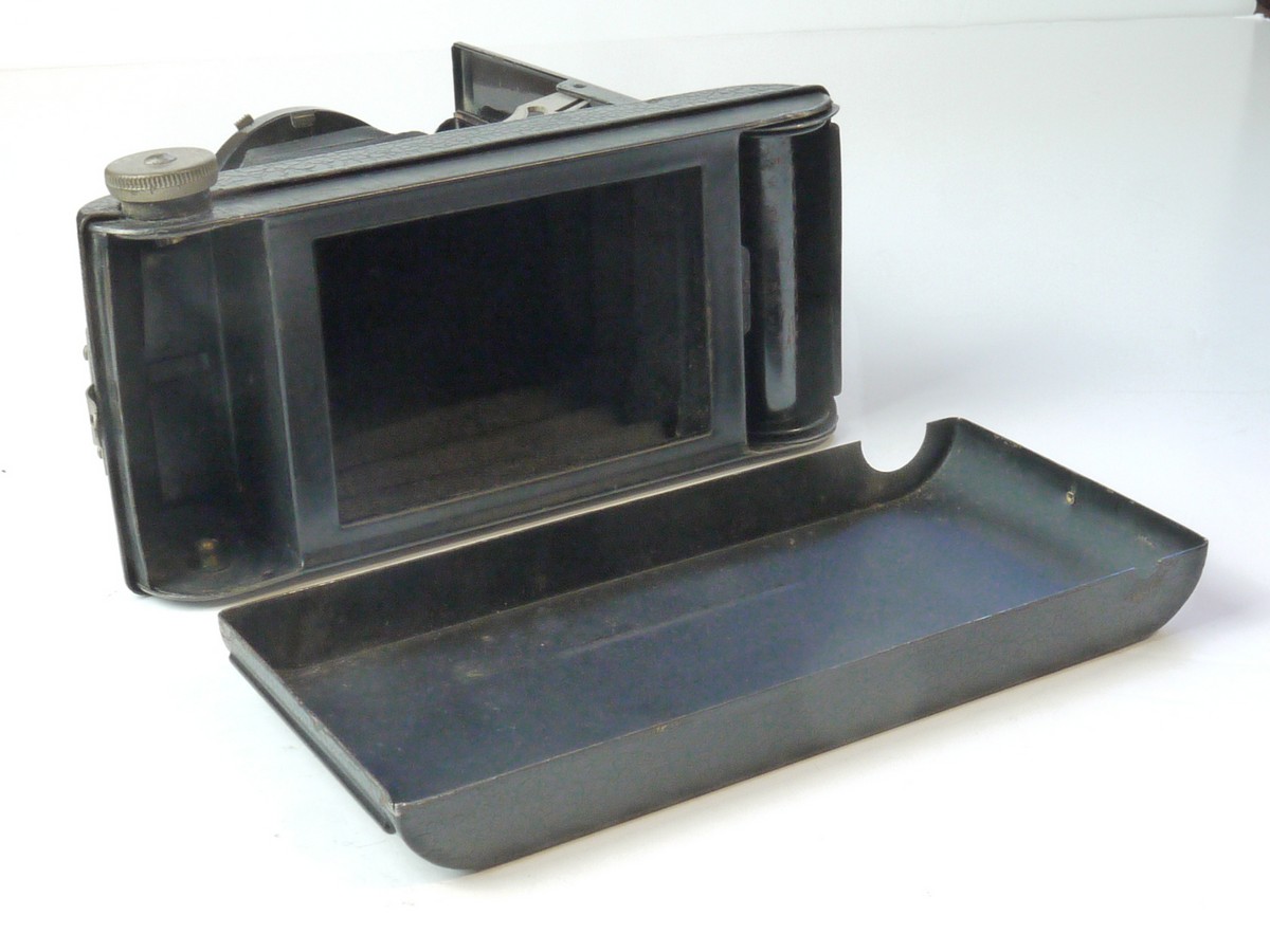 mwclassiccameras-20250509-15 Coronet 6x9 on 120 folding camera with Single Speed shutter