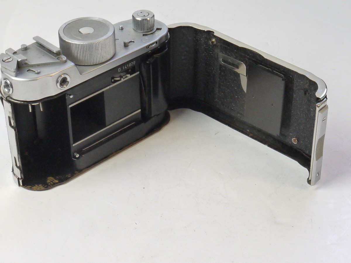 mwclassiccameras-20250516-93 Robot II 35mm (24x24) Sring Motorised camera with built-in Right-angle finder + Schneider 38mm f2.8 Xenar C mount lens & 1 receiving cassette