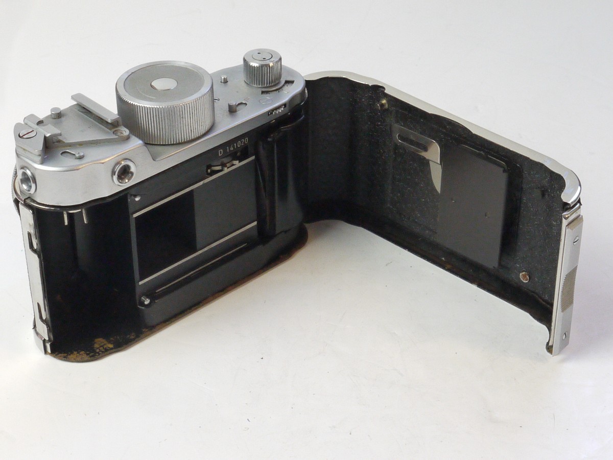mwclassiccameras-20250516-94 Robot II 35mm (24x24) Sring Motorised camera with built-in Right-angle finder + Schneider 38mm f2.8 Xenar C mount lens & 1 receiving cassette