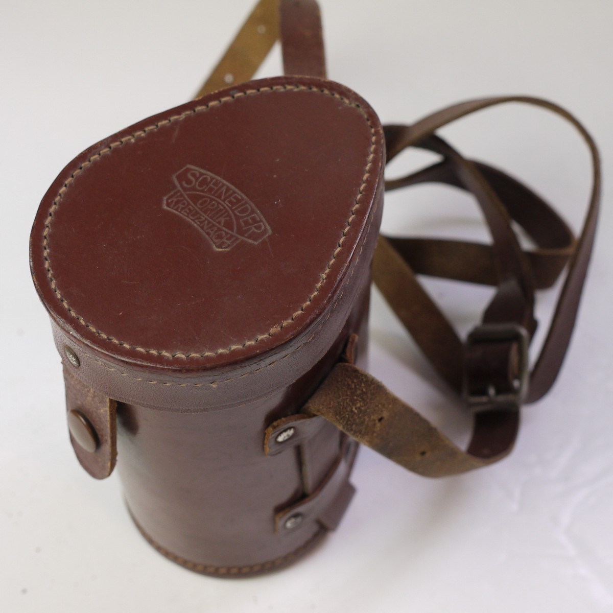 mwclassiccameras-20250620-259 Schneider Light Brown Felt-covered lens box (Marked for the 90mm f6.8 Angulon) 80mmx45mm