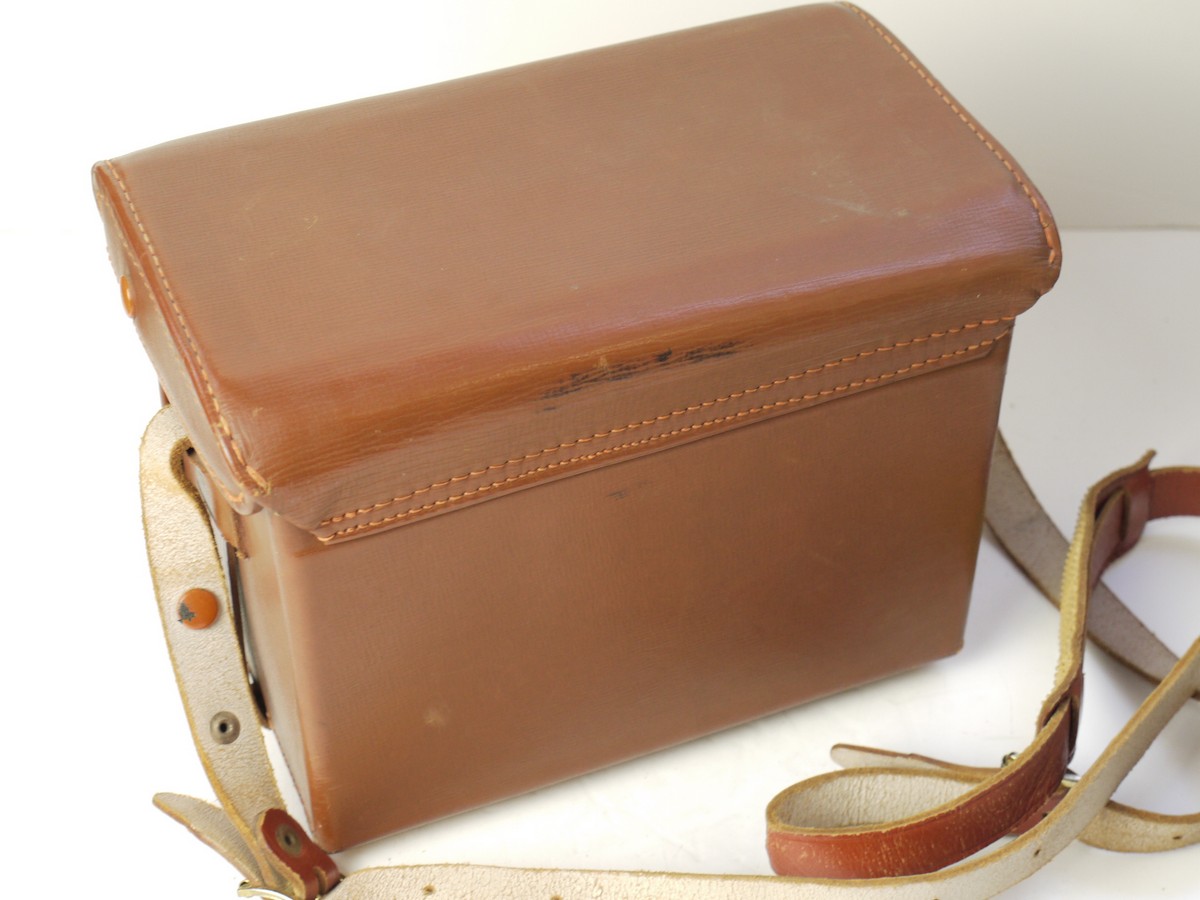 mwclassiccameras-20250620-435 Voigtlander Medium Brown leather outfit case for the Bessamatic/Ultramatic Camera, Lenses & Accessories. UNCOMMON