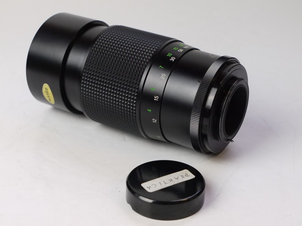 mwclassiccameras-20250627-222 Vivitar 200mm f3.5 Auto Telephoto manual focus M42 screw mouont lens with built-in lens hood + Caps
