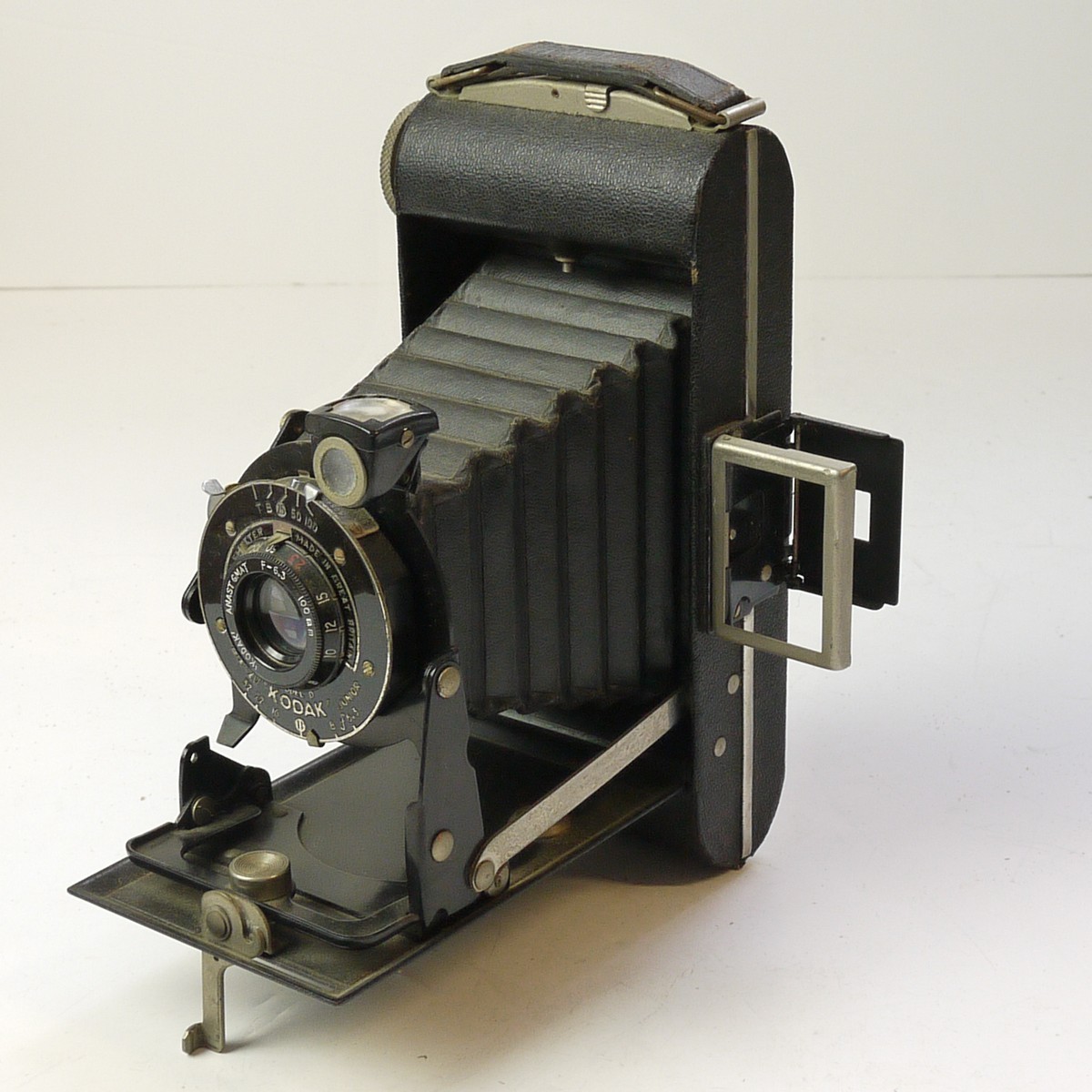 mwclassiccameras-20250627-4 Kodak Folding Brownie Six-20 6x9 folding camera with Albada Finder, simple lens & Single Speed shutter