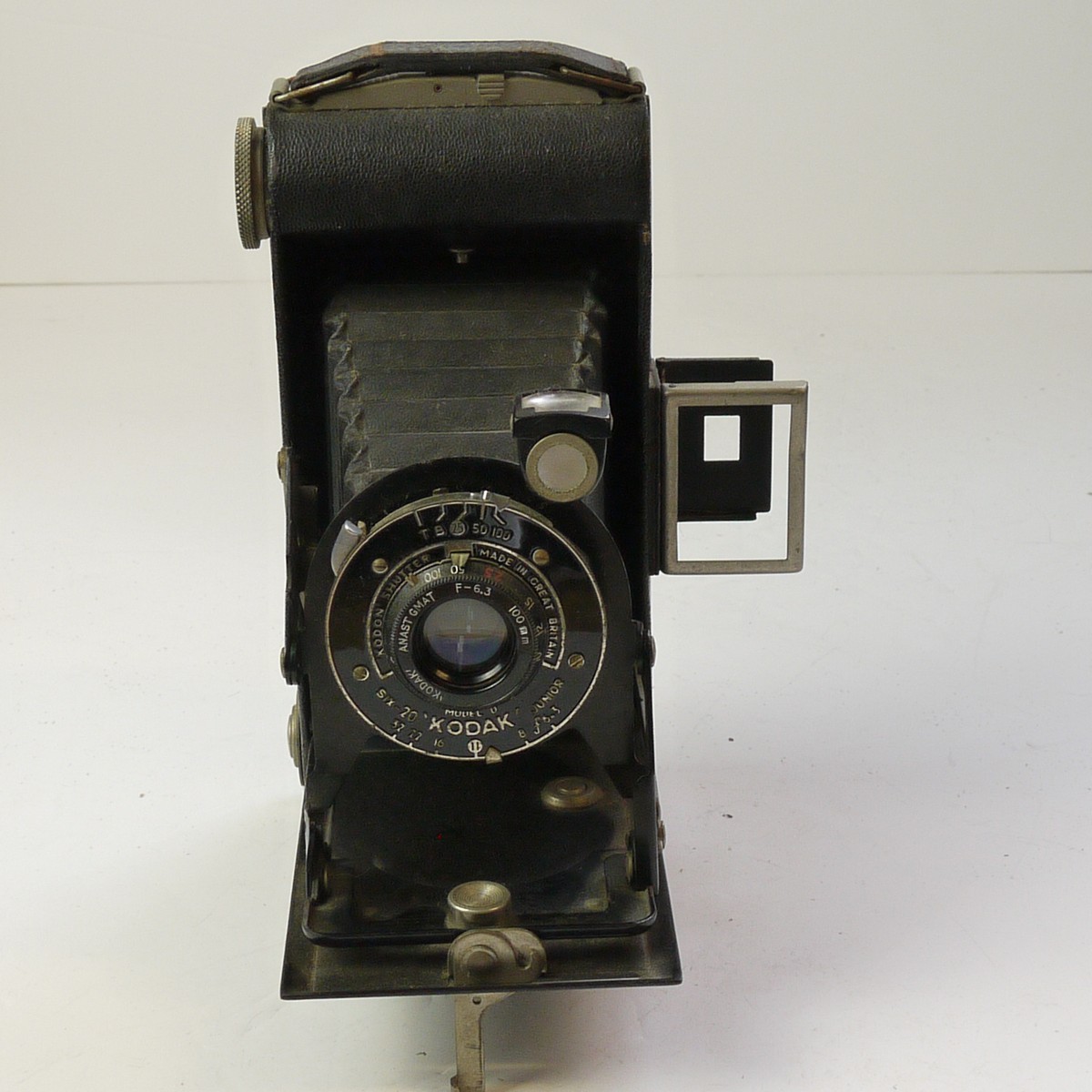 mwclassiccameras-20250627-5 Kodak Folding Brownie Six-20 6x9 folding camera with Albada Finder, simple lens & Single Speed shutter