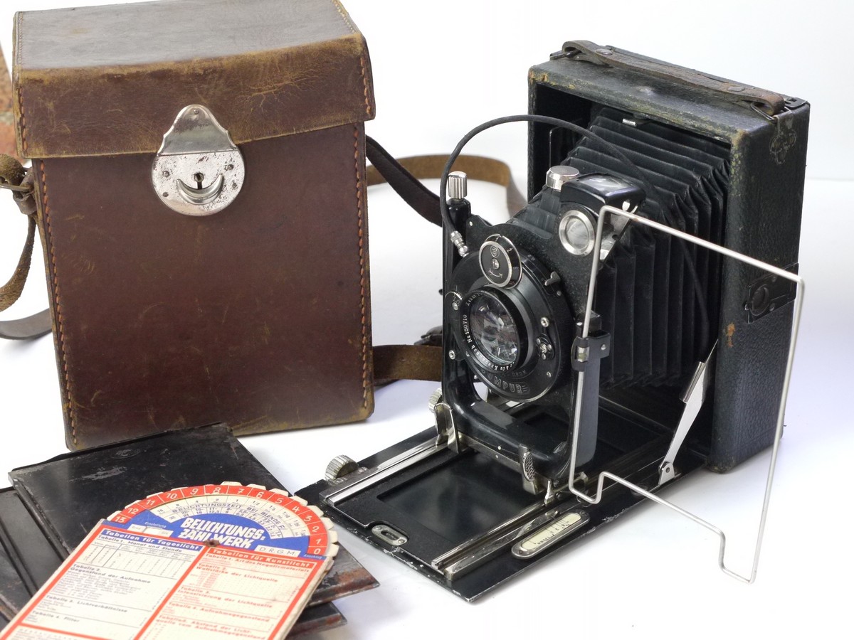 mwclassiccameras-20250718-158 Unbranded 8x11cm Strut Folding Bed plate camera with Ground Glass Back, 5 Plate backs, Exposure Calculator disc, Schneider 13.5cm f4.5 Xenar lens in Compur shutter & leather outfit case