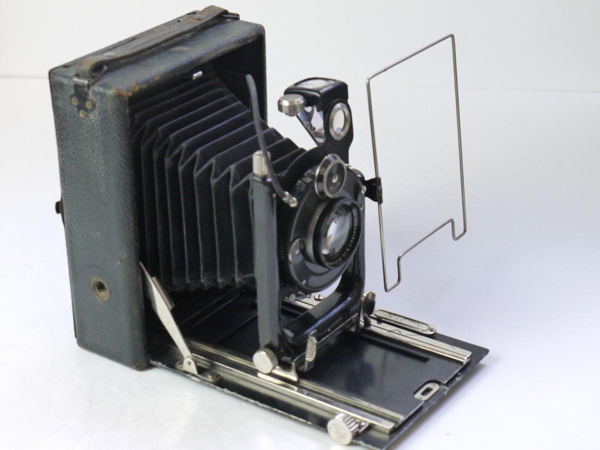 mwclassiccameras-20250718-159 Unbranded 8x11cm Strut Folding Bed plate camera with Ground Glass Back, 5 Plate backs, Exposure Calculator disc, Schneider 13.5cm f4.5 Xenar lens in Compur shutter & leather outfit case