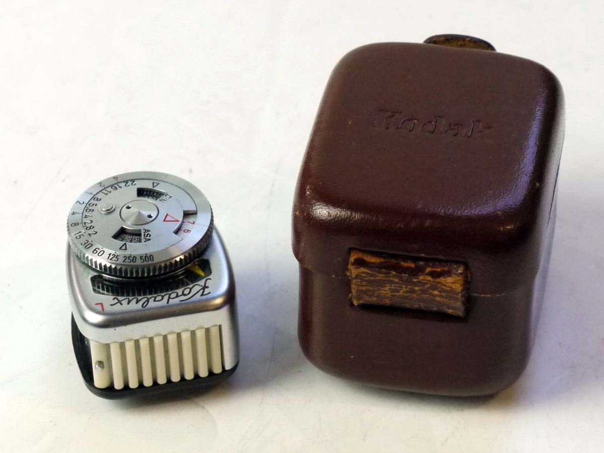 mwclassiccameras-20250801-122 Kodak Kodalux L small square shaped Selenium cell shoe mounting meter with sliding diffuser cover & Kodak Fitted case