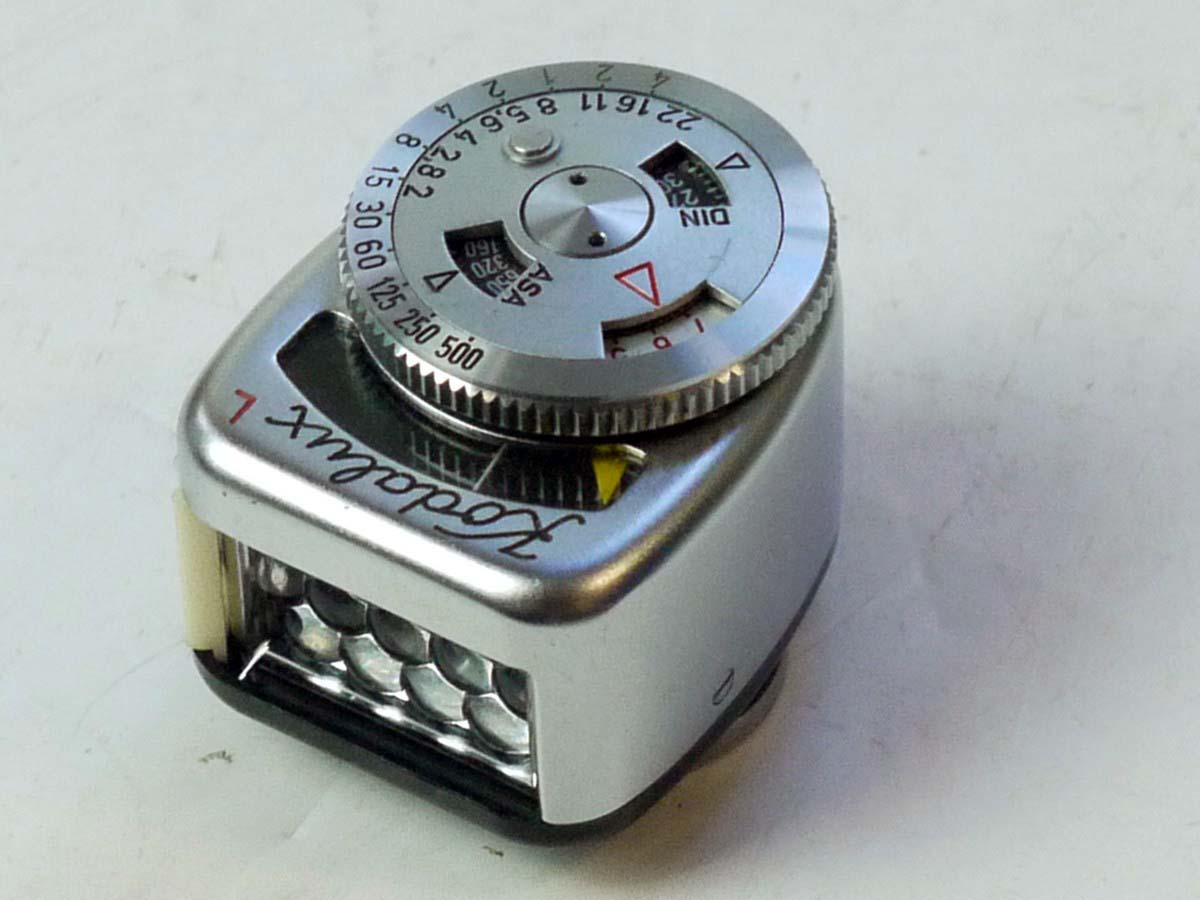 mwclassiccameras-20250801-125 Kodak Kodalux L small square shaped Selenium cell shoe mounting meter with sliding diffuser cover & Kodak Fitted case