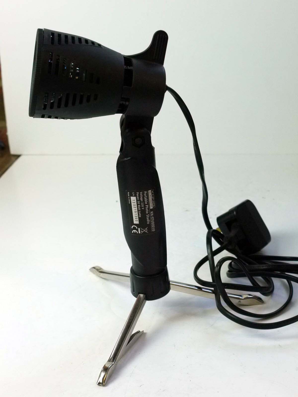 mwclassiccameras-20250801-131 Konig KN-STUDIO10 Portable Photo Studio, Artificial Adjustable Light, with Extensable Tripod legs