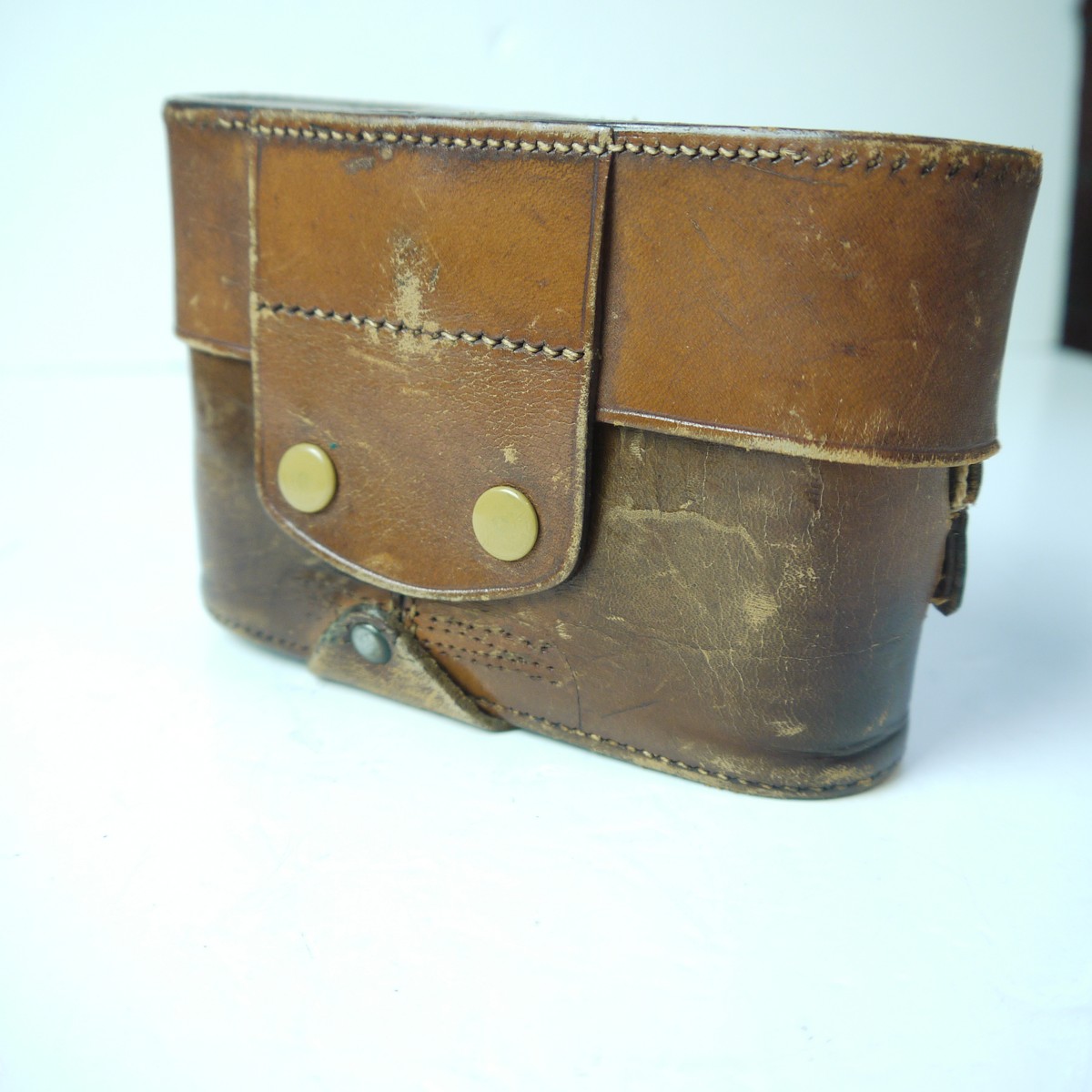 mwclassiccameras-20250919-50 Wray Brown leather ER case with strap, for Wrayflex 1 with higher top